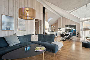 Familievenligt sommerhus med pool og aktiviteter