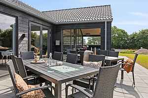 Luxurious summerhouse with pool, spa & activities