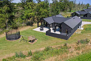 Stort sommerhus nær Hasmark med pool og spa