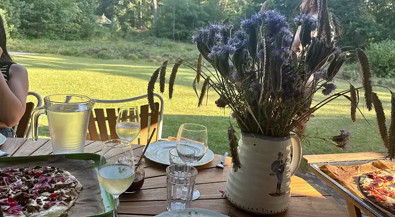 Sommerhus i naturen med ro, pejs og have