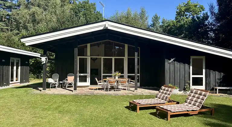 Sommerhus i naturen med ro, pejs og have