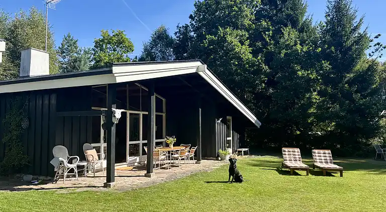 Sommerhus i naturen med ro, pejs og have