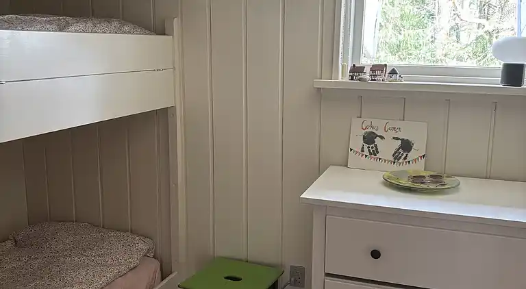 Sommerhus i naturen med ro, pejs og have