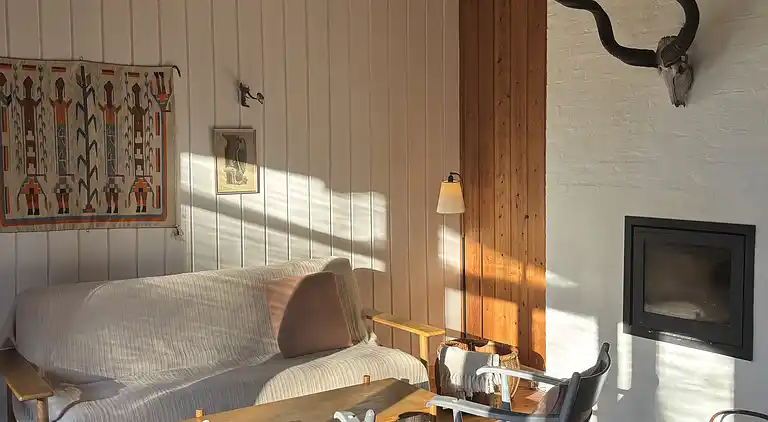 Sommerhus i naturen med ro, pejs og have