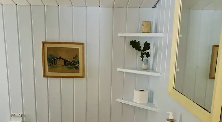 Sommerhus i naturen med ro, pejs og have