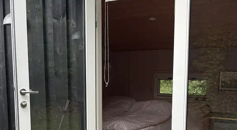 Sommerhus i naturen med ro, pejs og have