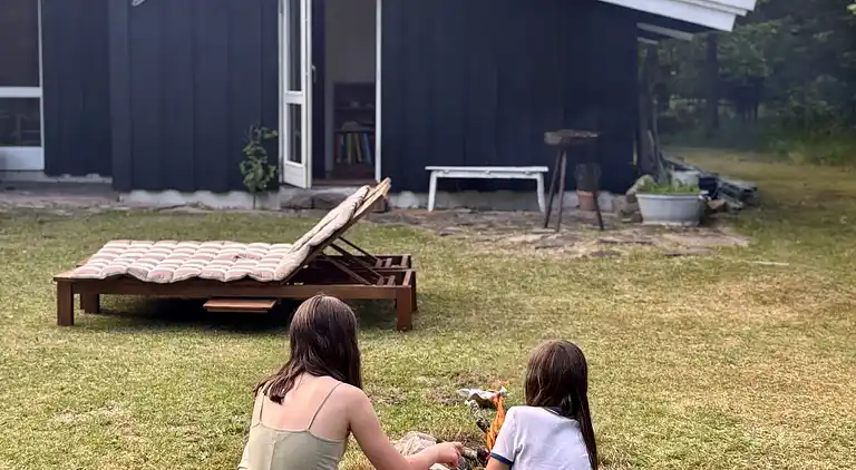 Sommerhus i naturen med ro, pejs og have