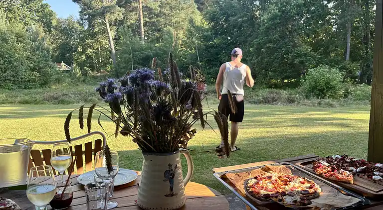 Sommerhus i naturen med ro, pejs og have