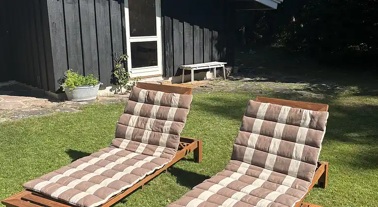 Sommerhus i naturen med ro, pejs og have