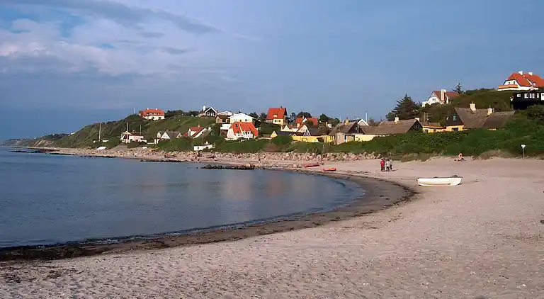 Sommerhus i naturen med ro, pejs og have
