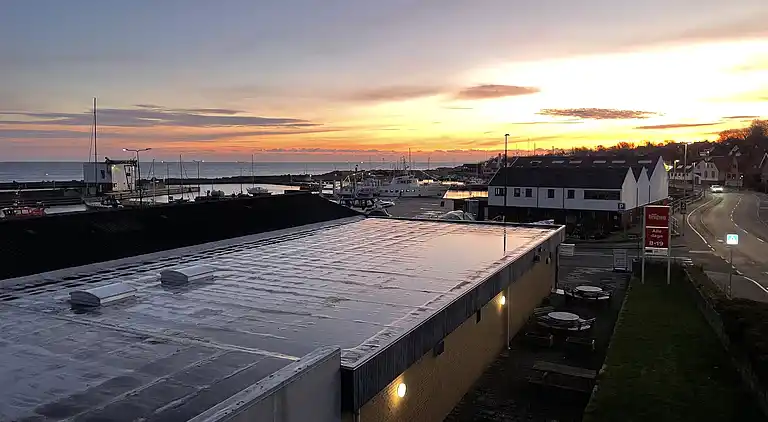 Centraltbeliggende byhus med havn- og havudsigt.