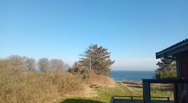 Hyggeligt sommerhus med havudsigt