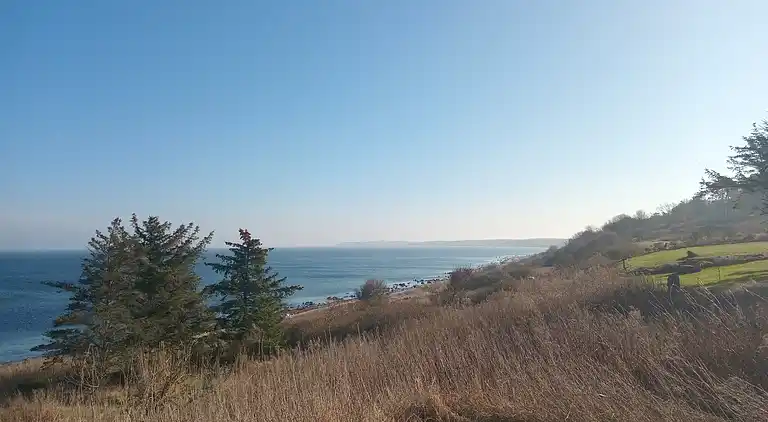 Hyggeligt sommerhus med havudsigt