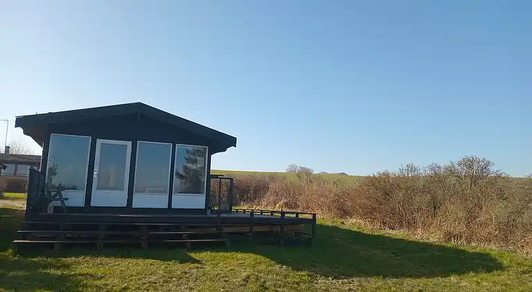 Hyggeligt sommerhus med havudsigt