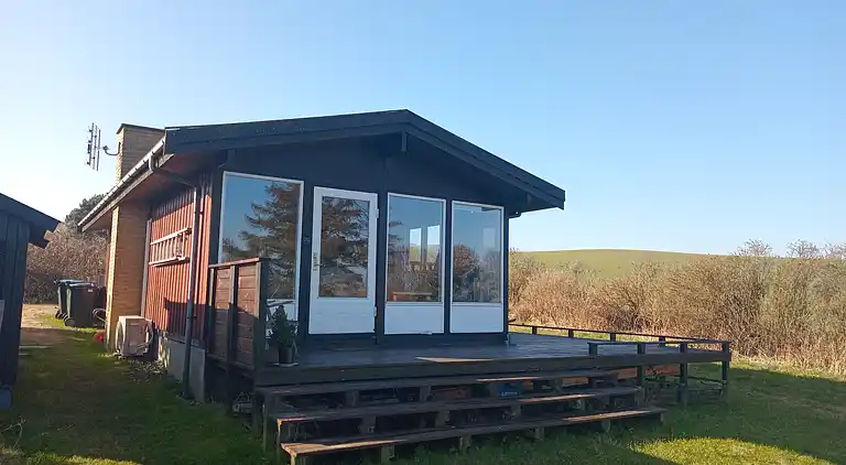 Hyggeligt sommerhus med havudsigt