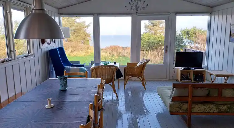 Hyggeligt sommerhus med havudsigt