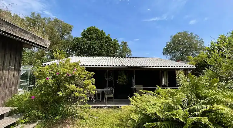 Architektenoase in der Landschaft von Mols