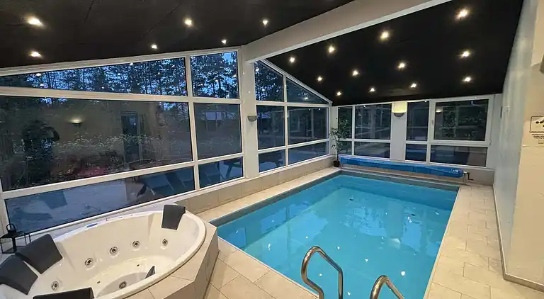 Dejligt sommerhus med havudsigt og pool