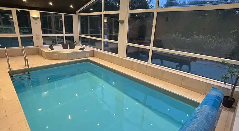 Dejligt sommerhus med havudsigt og pool