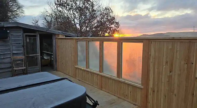 Luxuriöse walisische Holzhütte