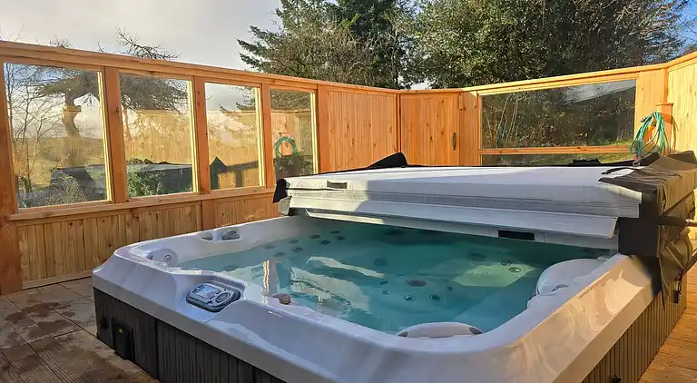 Luxuriöse walisische Holzhütte