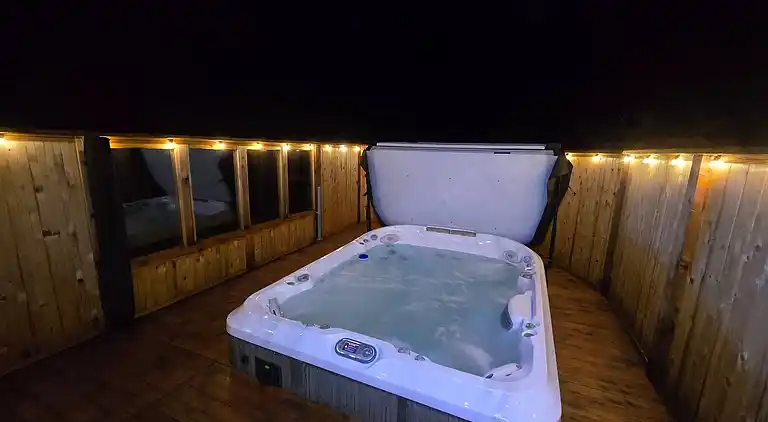 Luxuriöse walisische Holzhütte