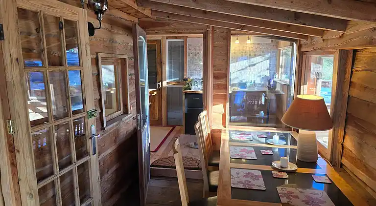 Luxuriöse walisische Holzhütte