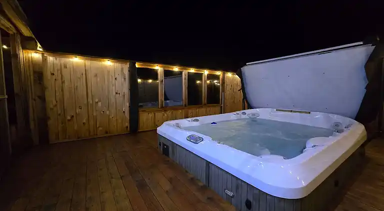 Luxuriöse walisische Holzhütte