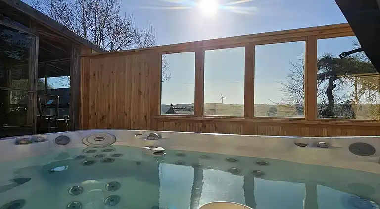 Luxuriöse walisische Holzhütte