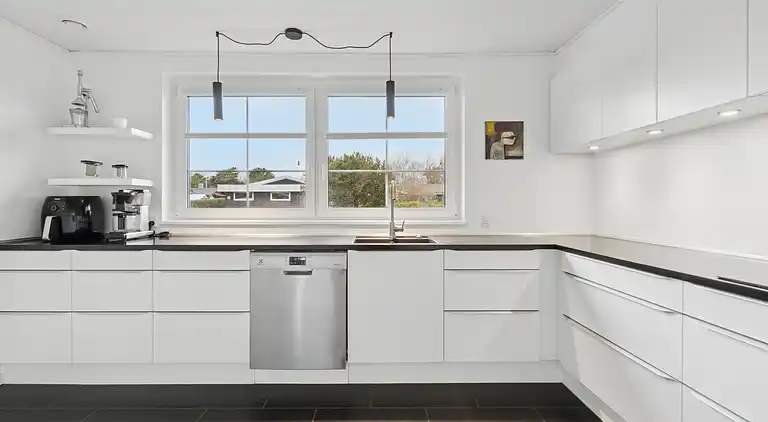 Afslappende feriebolig nær strand og havn.