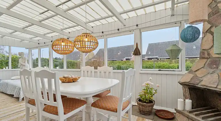 Afslappende feriebolig nær strand og havn.