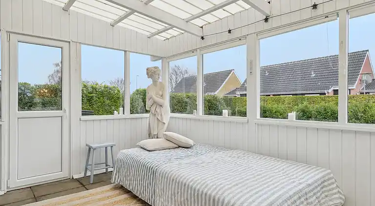 Afslappende feriebolig nær strand og havn.