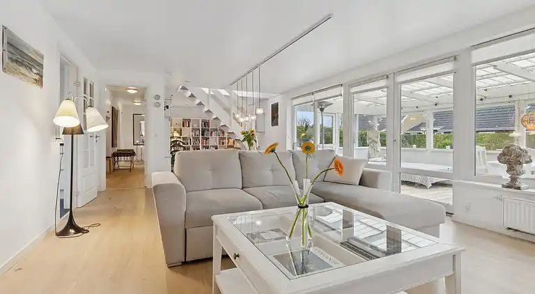 Afslappende feriebolig nær strand og havn.