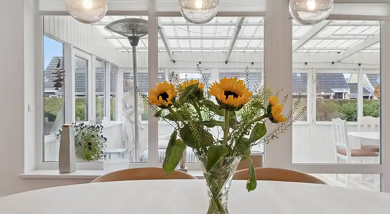 Afslappende feriebolig nær strand og havn.