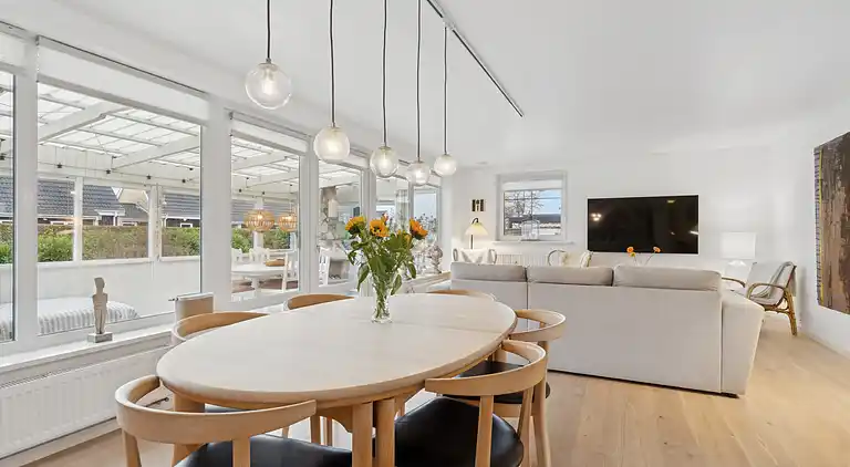 Afslappende feriebolig nær strand og havn.