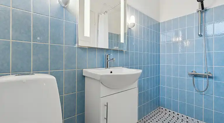 Afslappende feriebolig nær strand og havn.