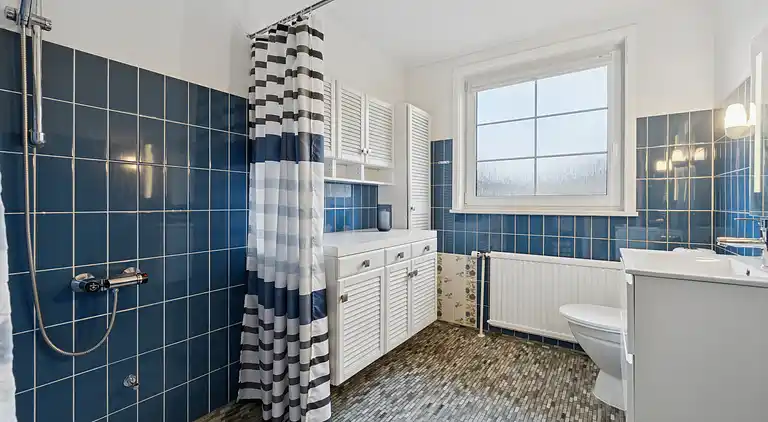 Afslappende feriebolig nær strand og havn.