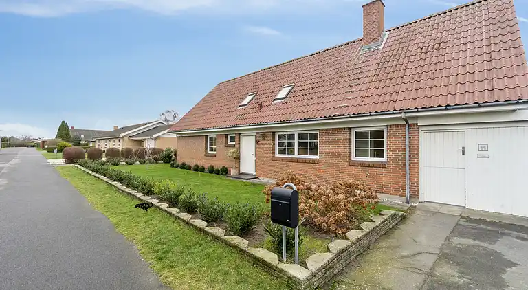 Afslappende feriebolig nær strand og havn.