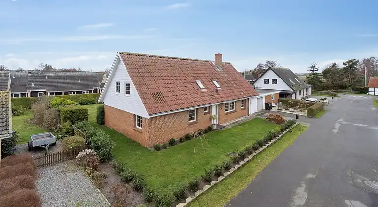 Afslappende feriebolig nær strand og havn.
