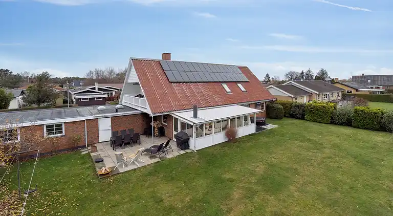 Afslappende feriebolig nær strand og havn.