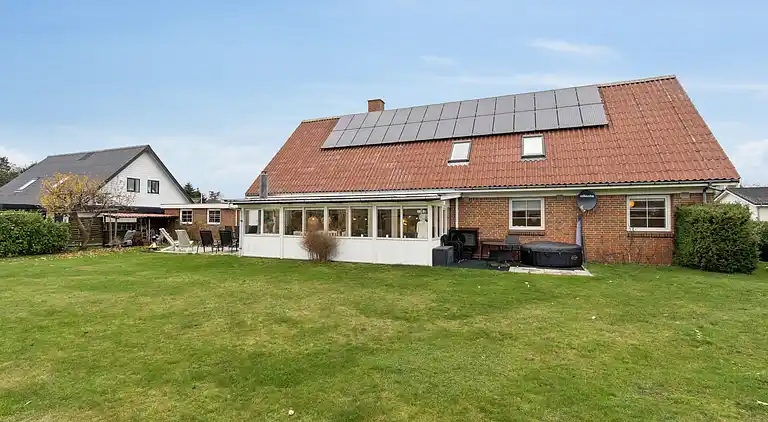 Afslappende feriebolig nær strand og havn.