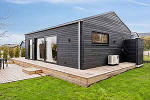 Charmerende nybygget sommerhus 300 m fra strand