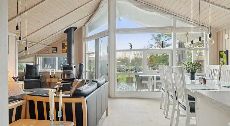 Flot sommerhus fra 2008 med ude spa