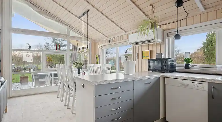 Flot sommerhus fra 2008 med ude spa