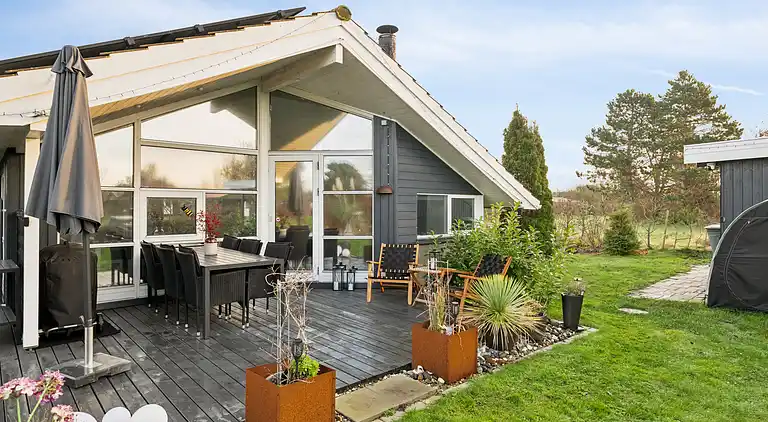 Flot sommerhus fra 2008 med ude spa