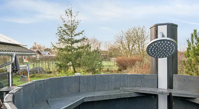 Flot sommerhus fra 2008 med ude spa