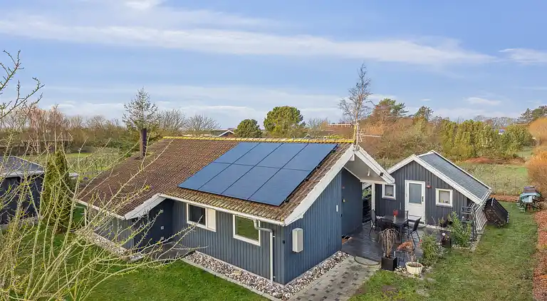 Flot sommerhus fra 2008 med ude spa