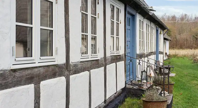 Idyllischer Hof von 1857 in Langelands Natur