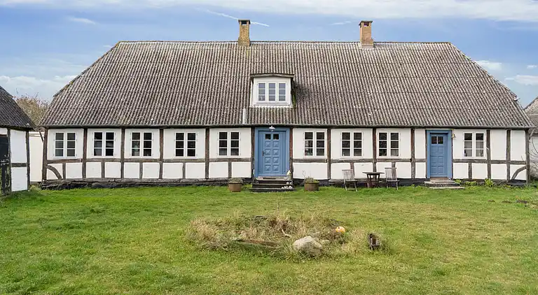 Idyllischer Hof von 1857 in Langelands Natur