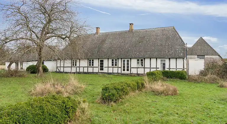 Idyllischer Hof von 1857 in Langelands Natur